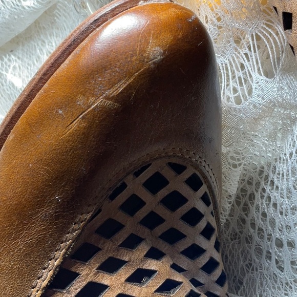 Freebird by Steven. Made in Mexico.  Leather sole.  Size 10.  Lattice pattern. - Picture 8 of 16